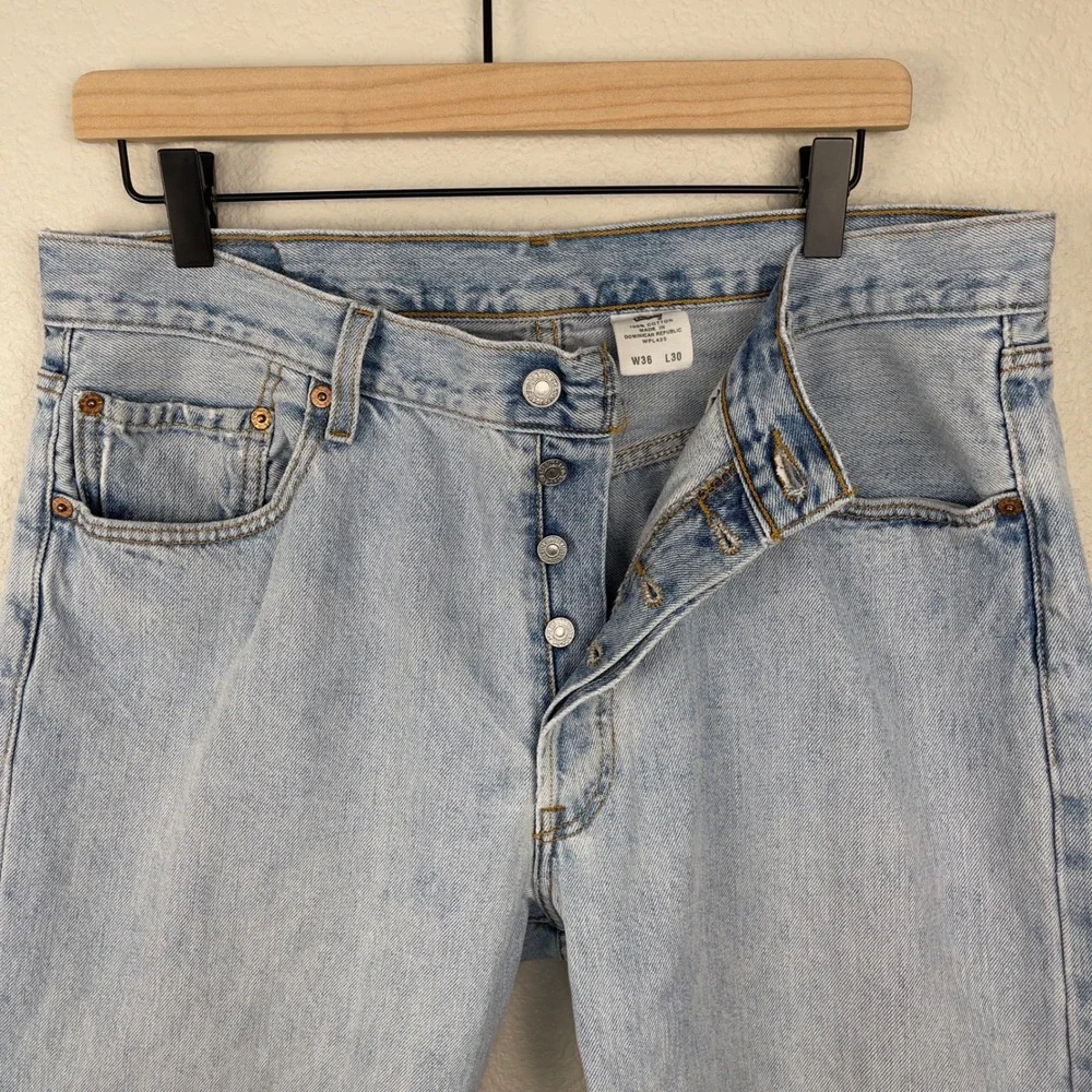 Vintage Y2K Levi's 501xx Light Wash Blue Denim Straight Jeans 36x30 (34x28) 2004